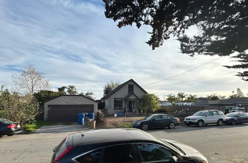 A single-family home sits on the approximately 0.65-acre lot on Isla Vista's Sueno Road where developer Ed St. George has proposed a trio of three-story apartment buildings. (Christina McDermott)